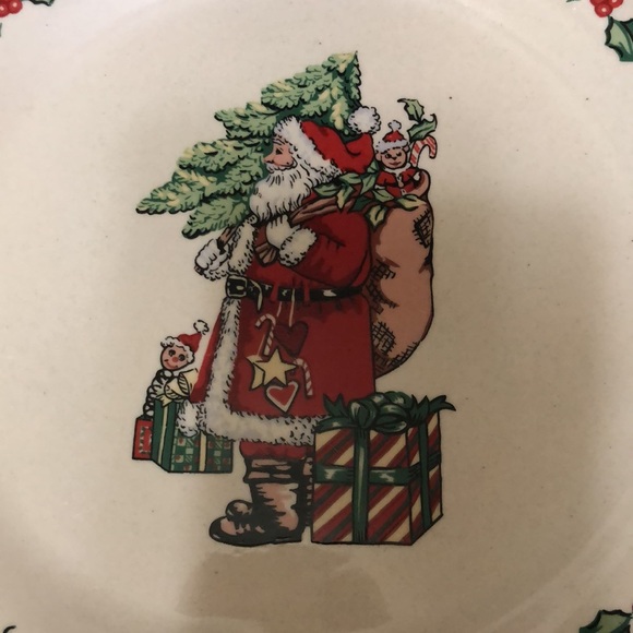 Two Gibson Housewares Santa Claus w/ Christmas Tree & Gifts 10.75” Dinne… - Picture 4 of 6